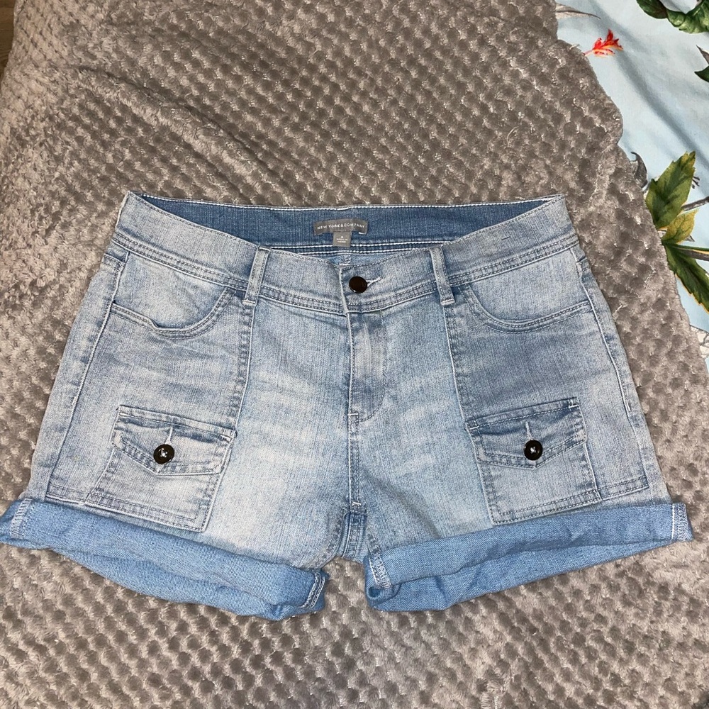 NEW YORK AND COMPANY SIZE 8 JEAN SHORTS FOLDABLE
